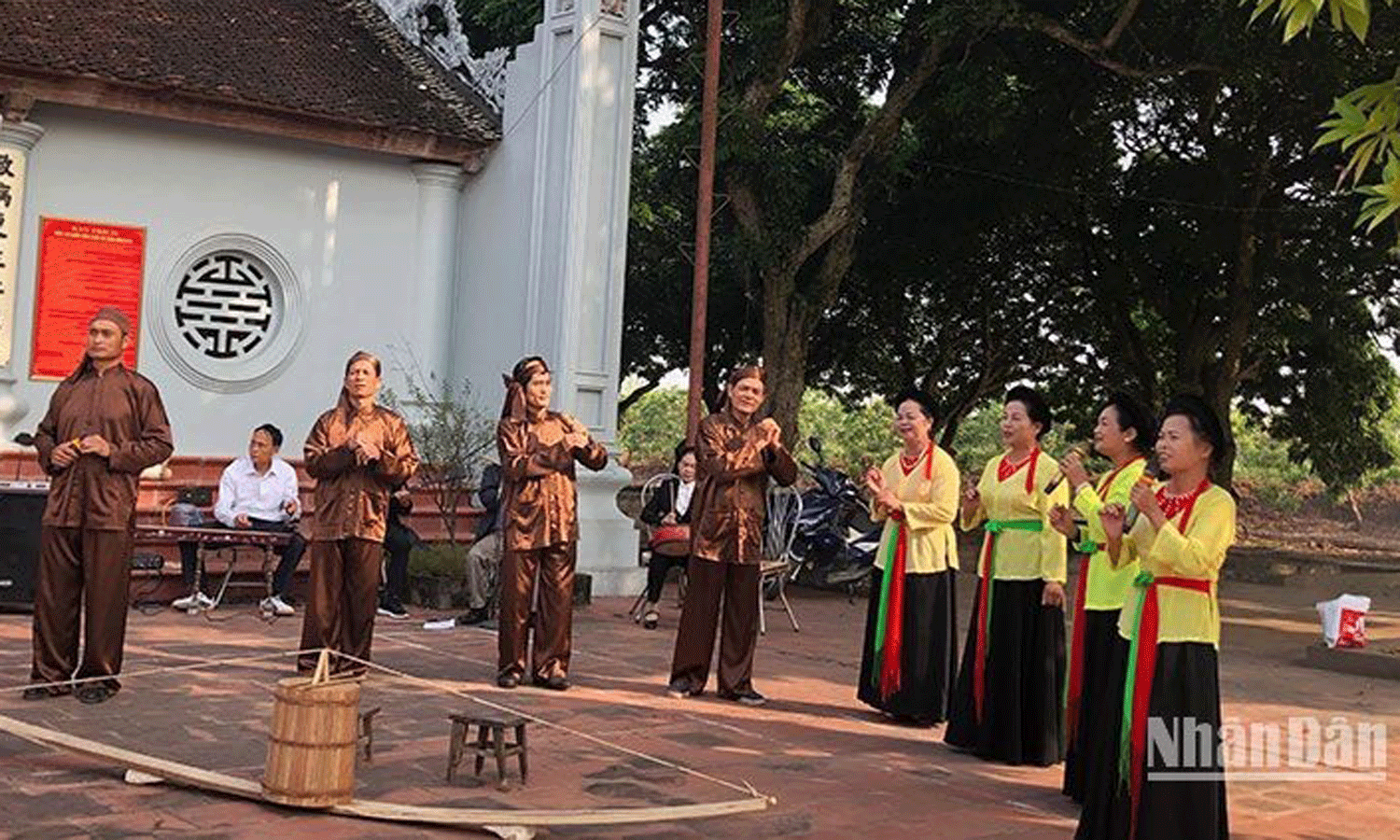 A performance of Trong quan singing (a response folk singing between male and female groups) in Hoa Da Trach Temple, Hung Yen (Photo: NDO).
