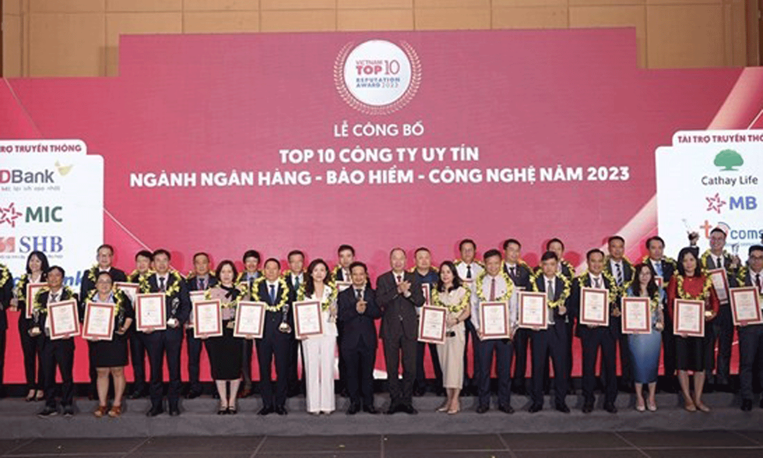 Representatives from banks and companies are at the ceremony announcing top ten prestigious companies in banking, insurance and technology in Vietnam in 2023. (Photo: Vietnam Report JSC).