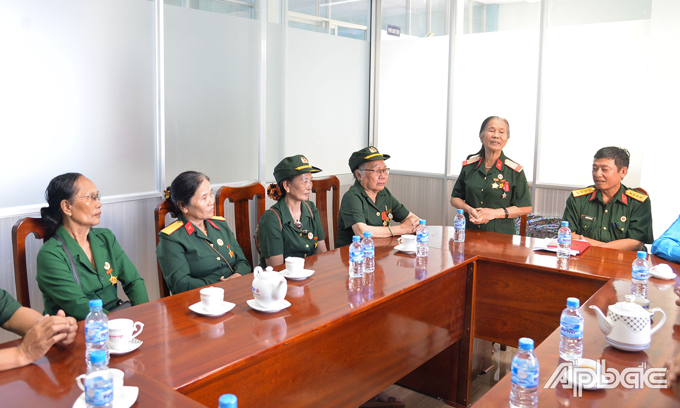 Trưởng Ban liên lạc nữ cựu chiến binh xã Tân Hiệp Trần Thị Hiệp làm trưởng đoàn giới thiệu về hoạt động của Câu lạc bộ Nữ cựu chiến binh