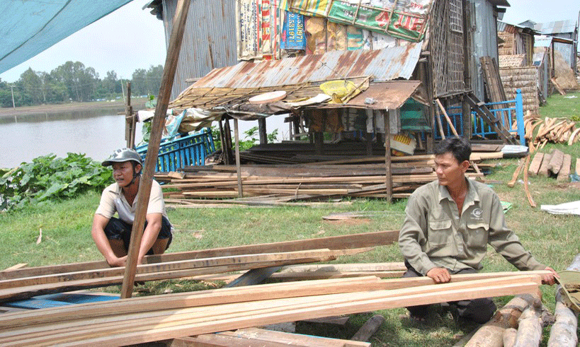 Người dân sống ven sông Tiền tại Đồng Tháp dời nhà tránh sạt lở.