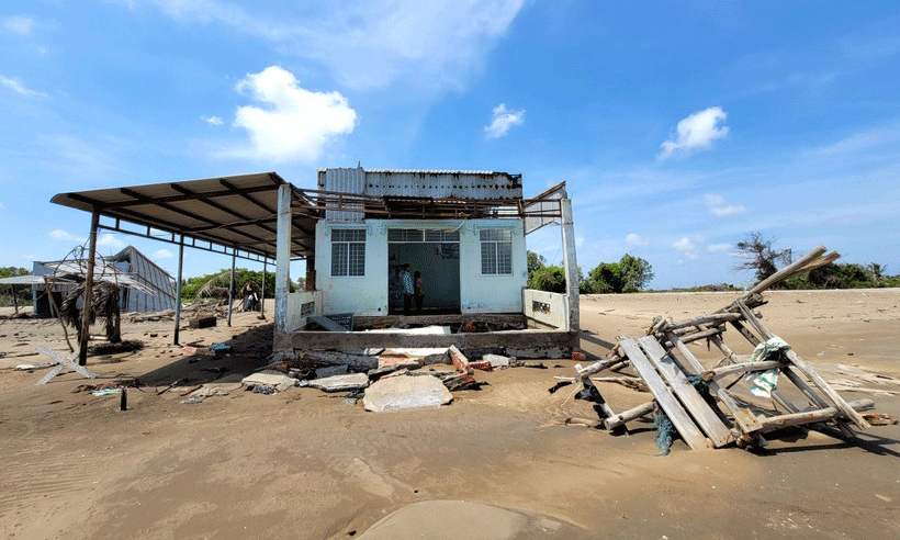 Sạt lở vùng ven biển tỉnh Trà Vinh khiến người dân bỏ nhà ra đi.