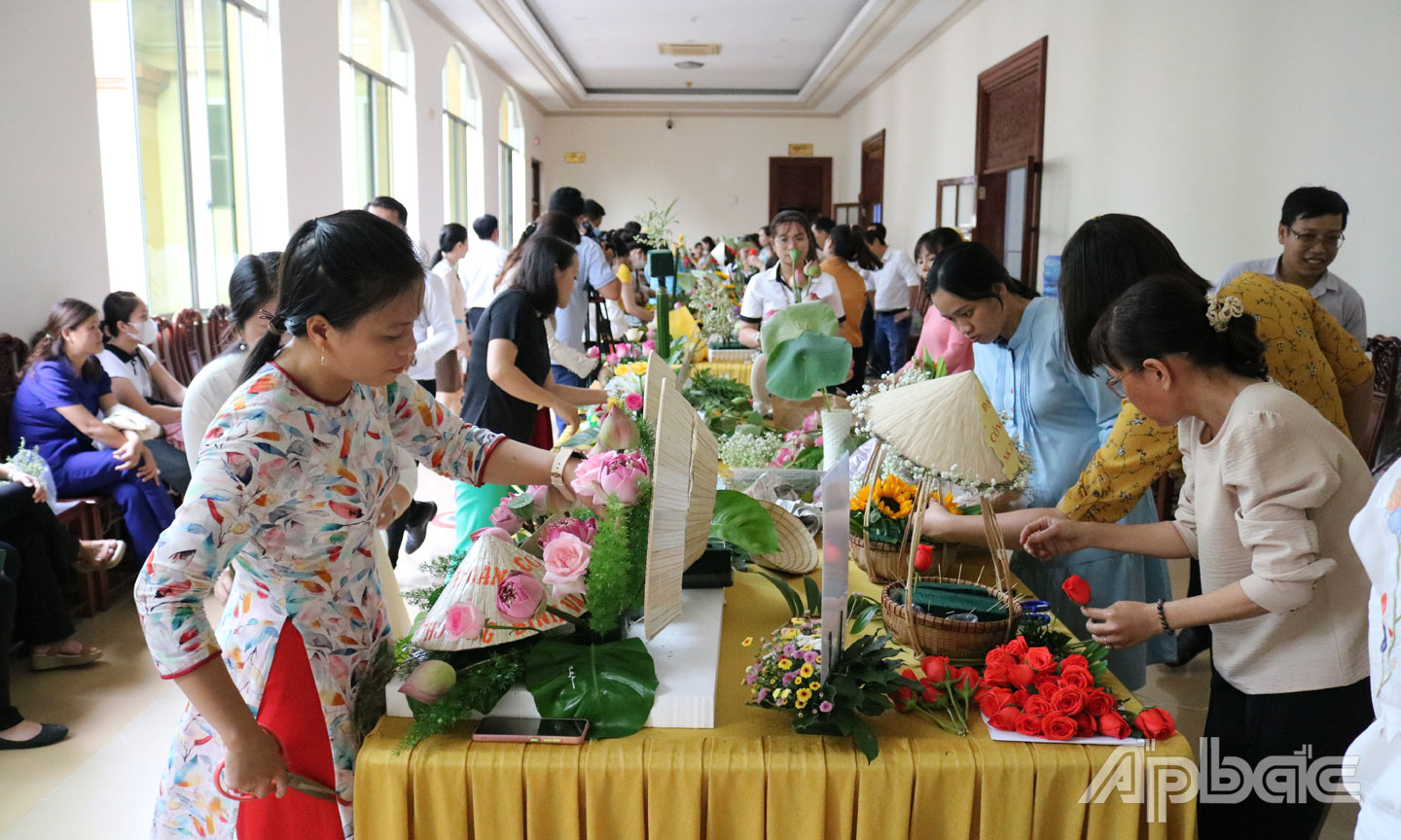 Nữ CNVCLĐ (trực thuộc CĐ Viên chức tỉnh) tham gia Hội thi Cắm hoa chào mừng Đại hội CĐ Viên chức nhiệm kỳ 2023 - 2028.