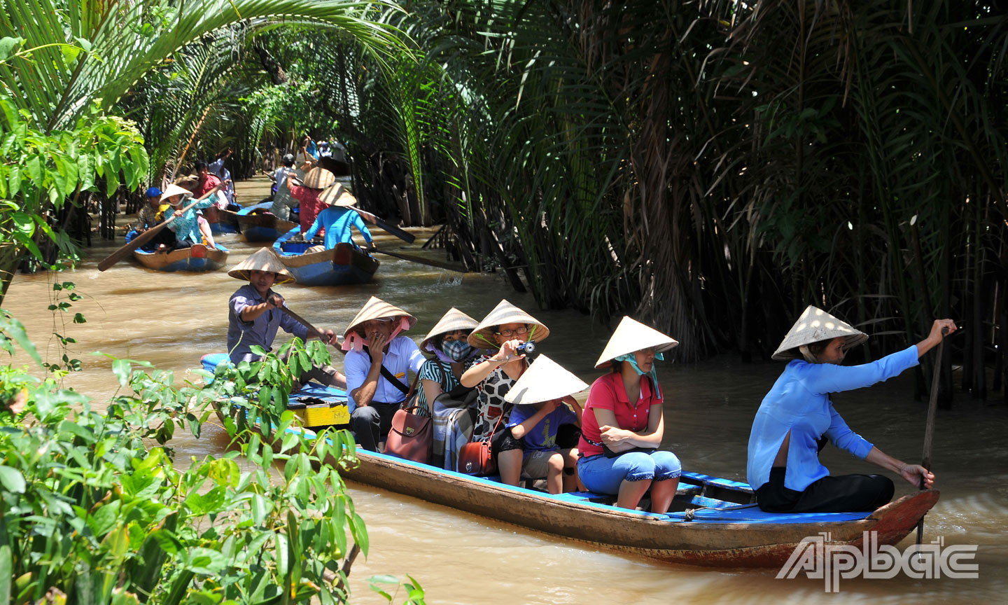 Du khách ngồi đò chèo tham quan, du lịch  cù lao Thới Sơn. Ảnh: Cao Lập Đức