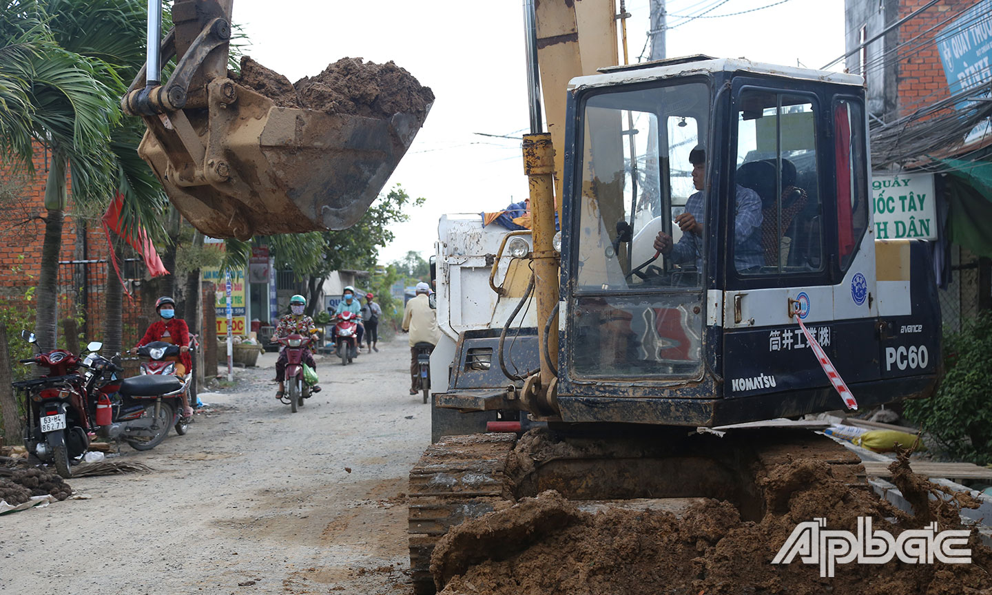 Các phương tiện tải trọng lớn hạn chế lưu thông qua tuyến đường đang thi công.