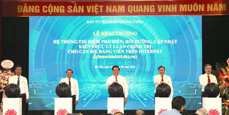 Các đại biểu bấm nút khai trương “Hệ thống thí điểm phổ biến, bồi dưỡng, cập nhật kiến thức lý luận chính trị cho cán bộ, đảng viên trên Internet”.