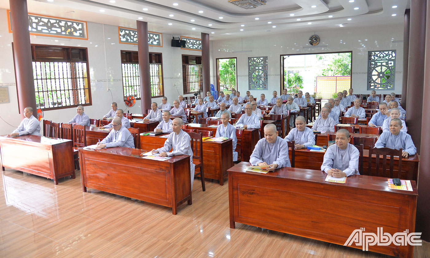 Ni sư tham dự tuyên truyền pháp luật về trật tự, an toàn giao thông tại Chùa Thiên Phước.