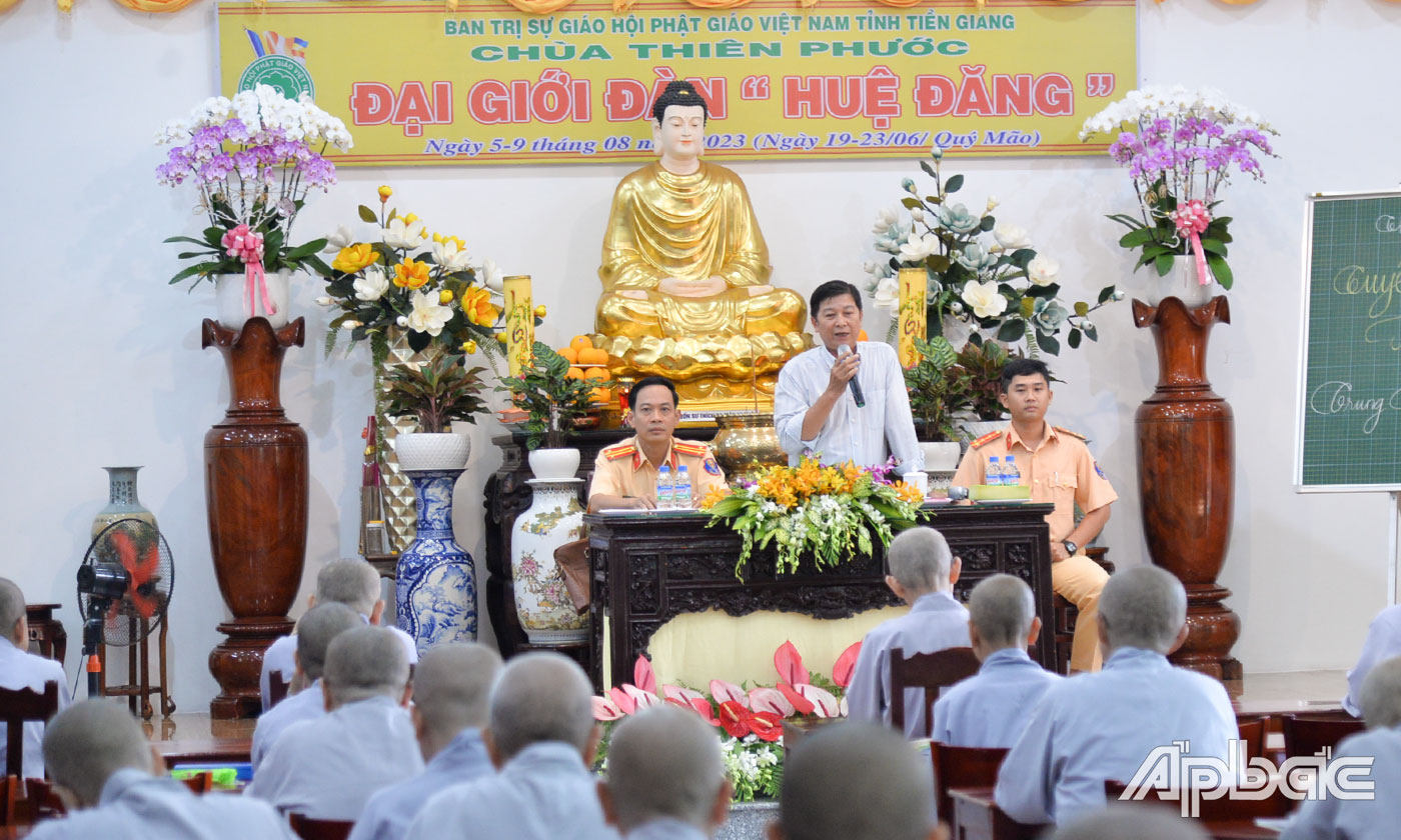 lãnh đạo Phòng An ninh nội địa - Công an tỉnh phát biểu tại buổi tuyên truyền.