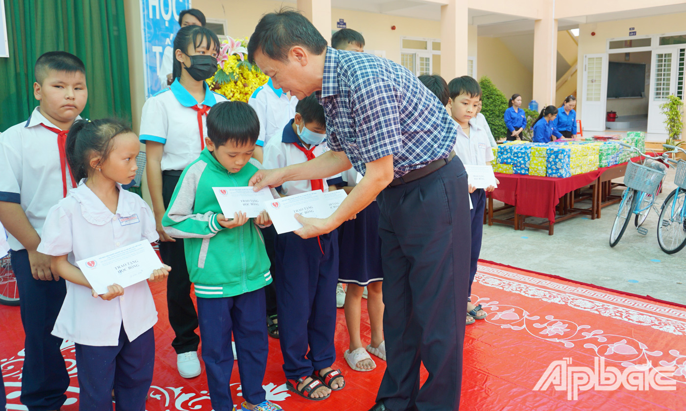  Nguyễn Trọng Đàm, Chủ tịch Trung ương Hội bảo trợ người khuyết tật và trẻ mồ côi Việt Nam trao học bổng cho các em học sinh 