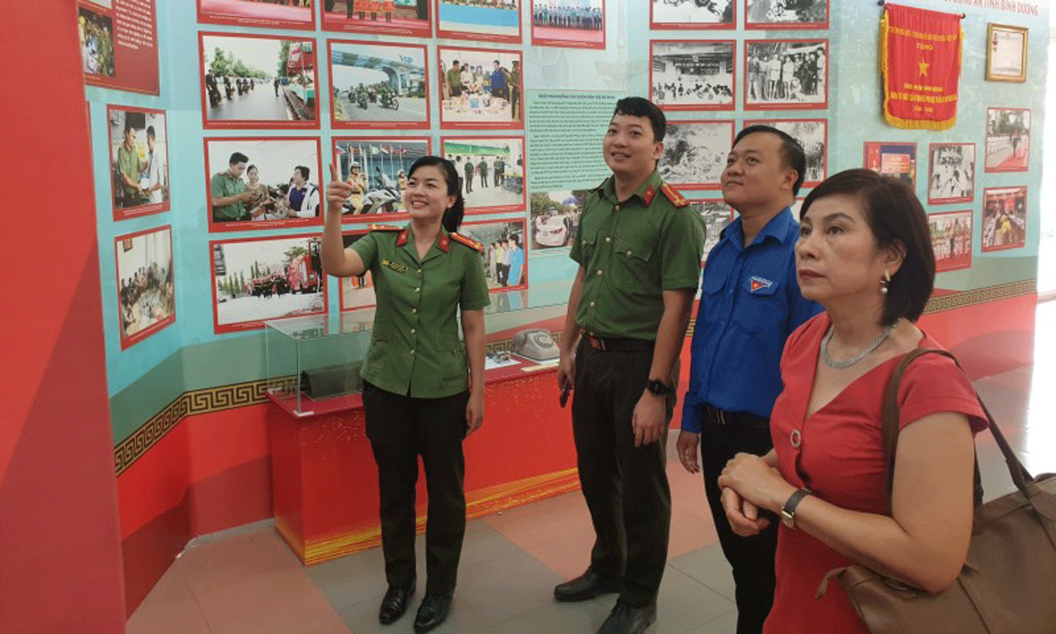 Visitors at the exhibition (Photo: cand.com.vn).