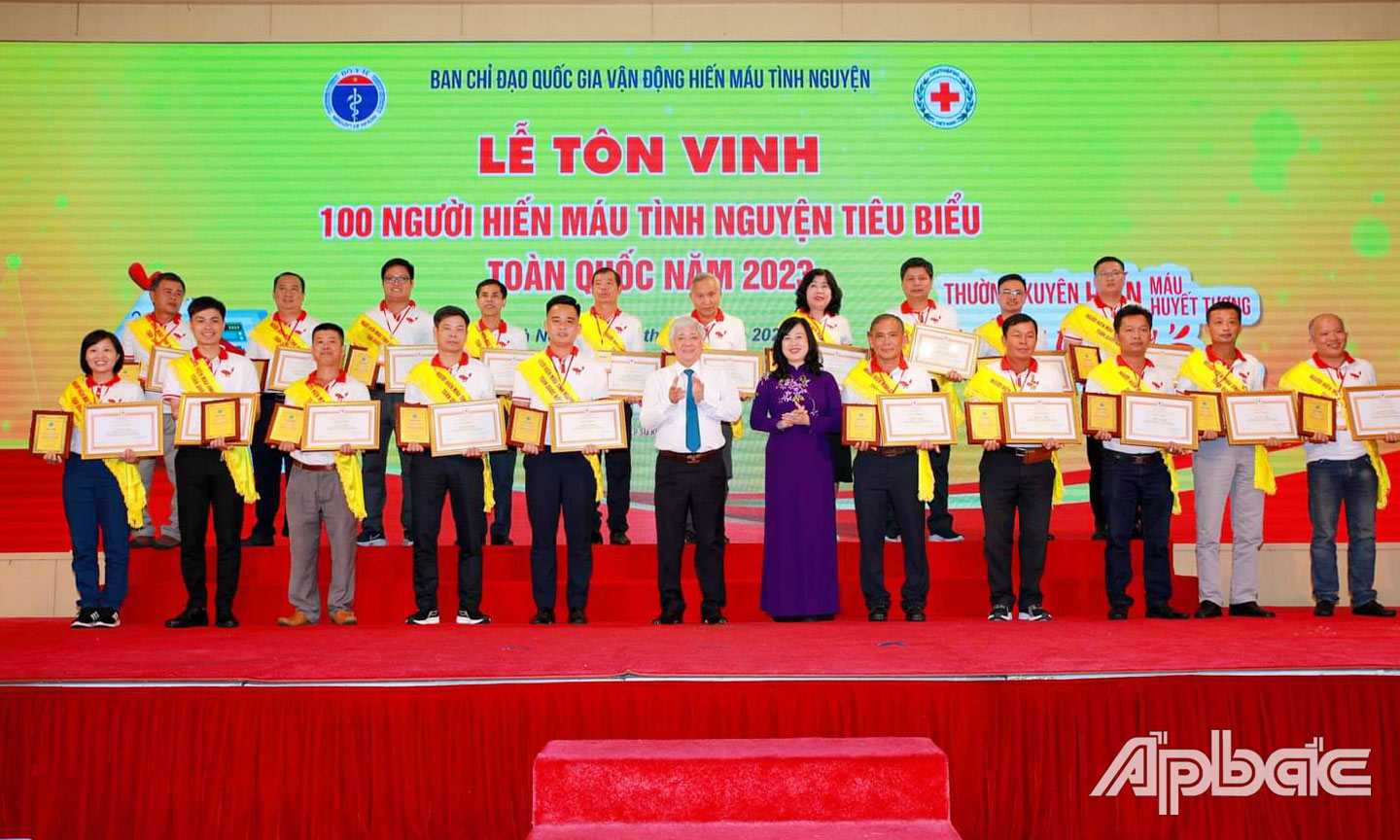 Ông Đởm (thứ 5 từ phải qua), là một trong 100 người HMTN tiêu biểu toàn quốc được tôn vinh năm 2023.