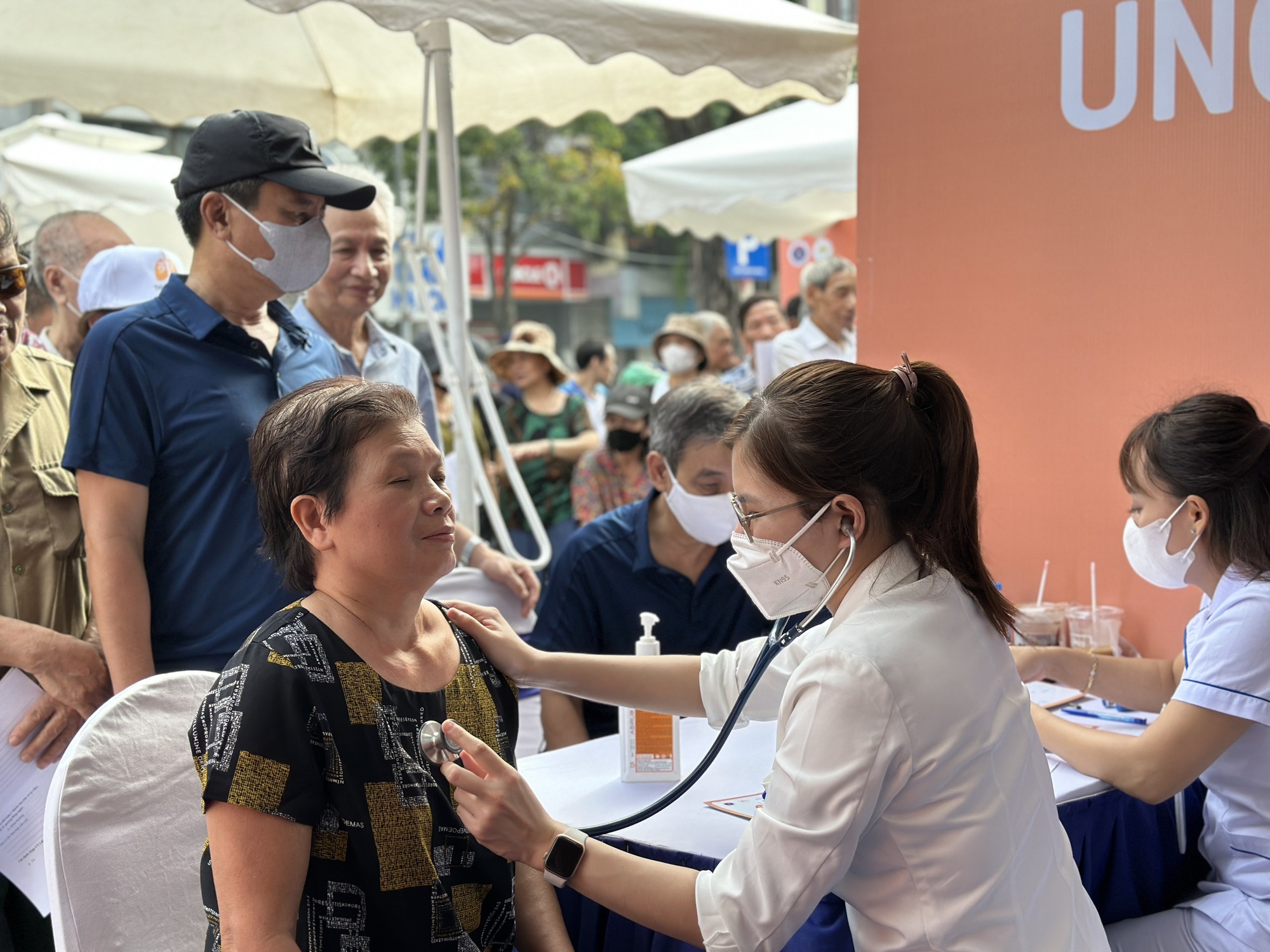 Khám tầm soát ung thư phổi cho người dân tại Hà Nội sáng 13-8.