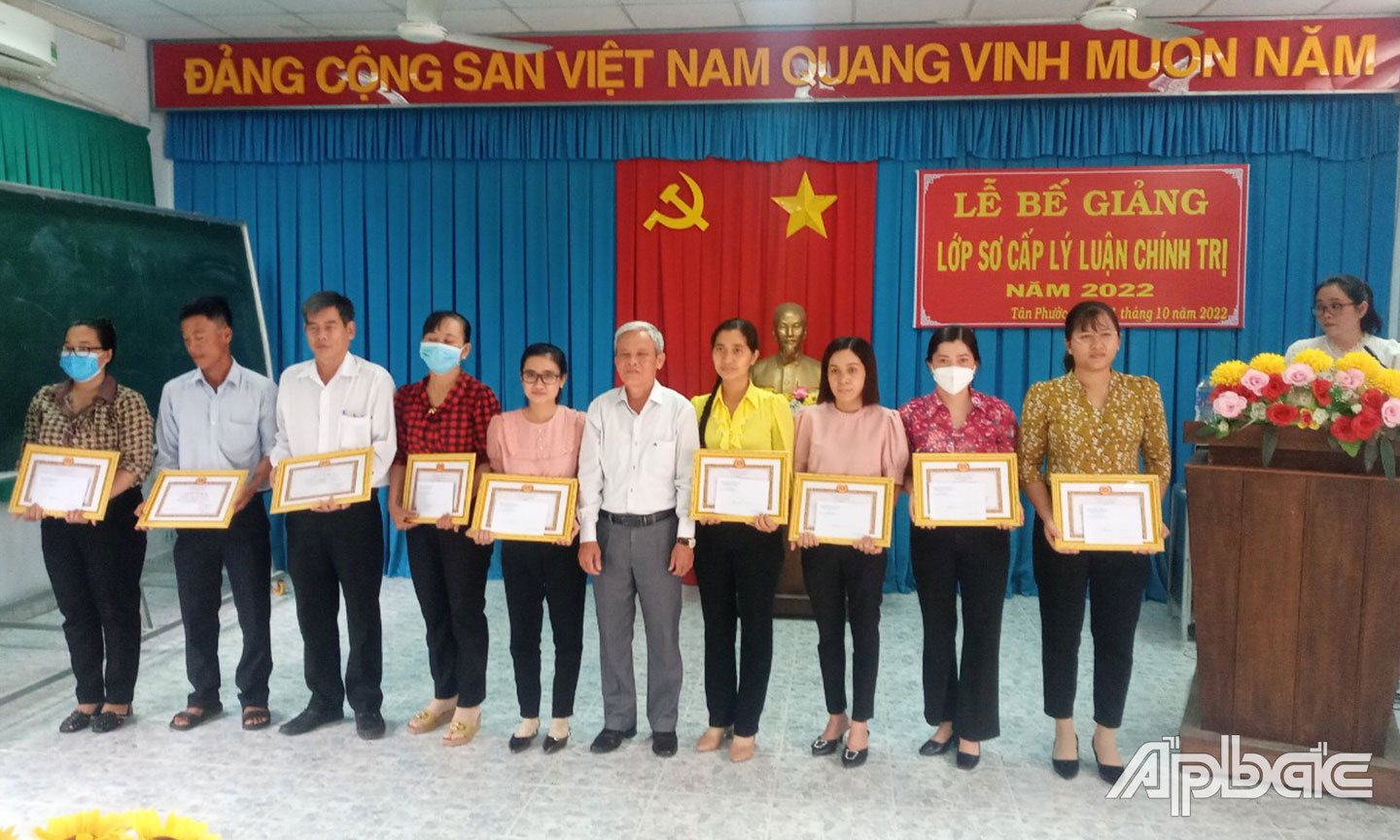 Huyện Tân Phước luôn chú trọng đào tạo, nâng cao chất lượng đội ngũ cán bộ, đáp ứng yêu cầu nhiệm vụ trong  tình hình mới.