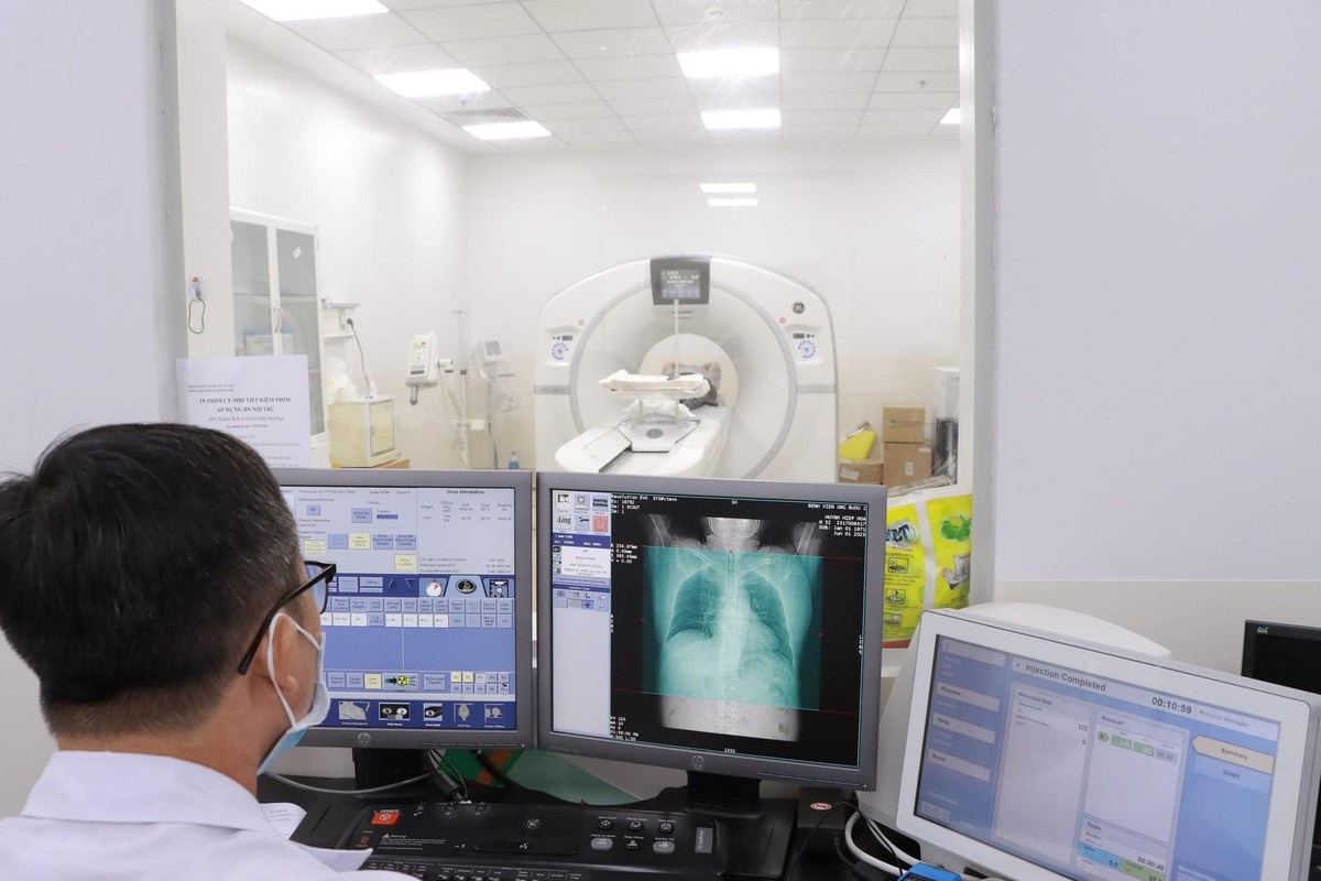 Bác sĩ Bệnh viện Ung bướu TPHCM đang chụp MRI tầm soát ung thư cho người bệnh.