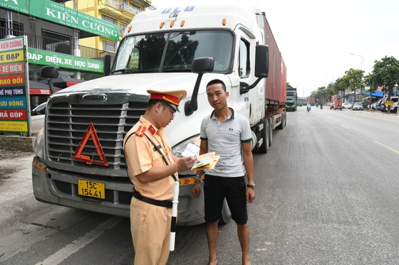 Cảnh sát giao thông kiểm tra xe kinh doanh vận tải.