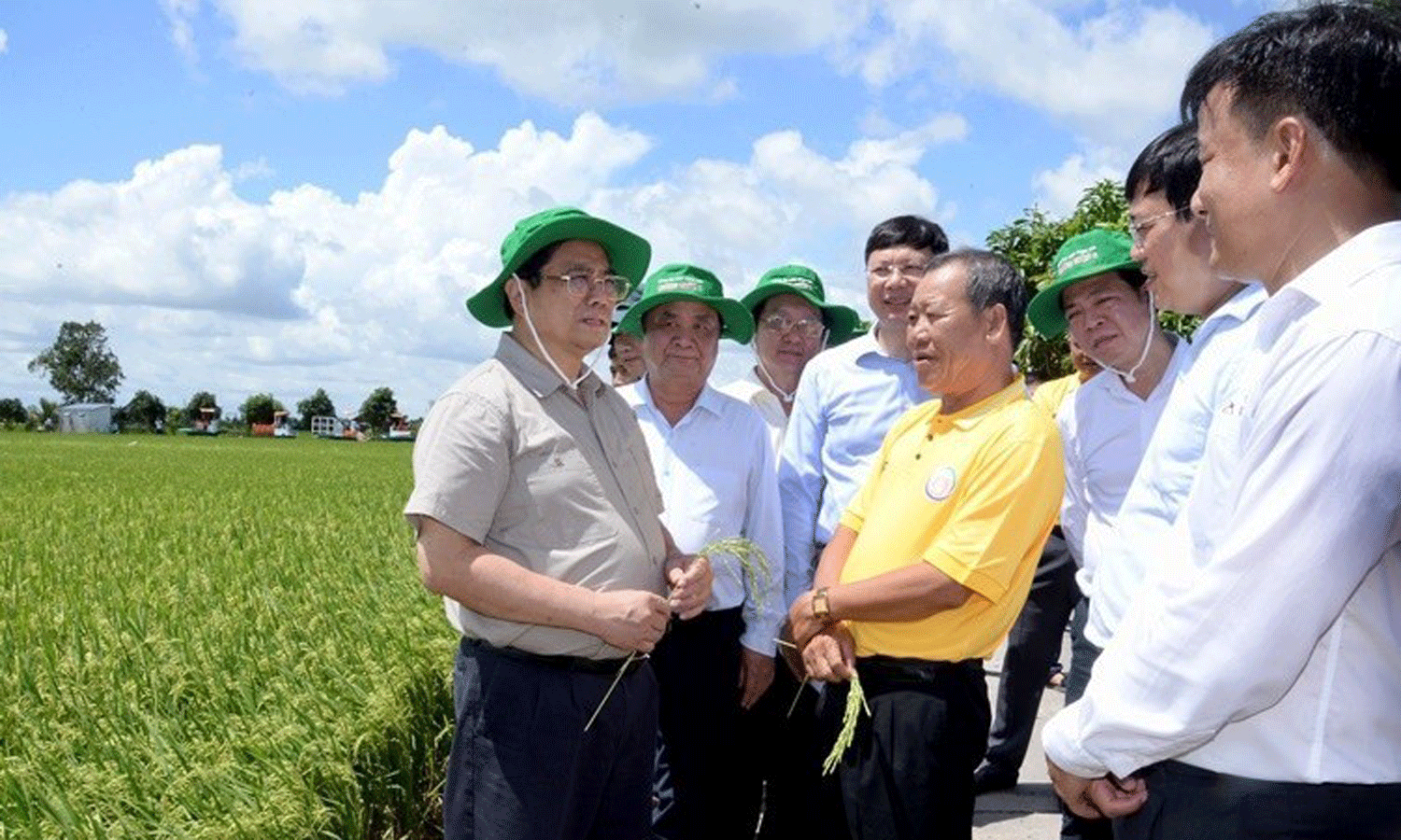 Prime Minister Pham Minh Chinh visits a rice production model of Thang Loi Agricultural Services Cooperative in Thap Muoi district’s My Dong commune. (Photo: NDO).