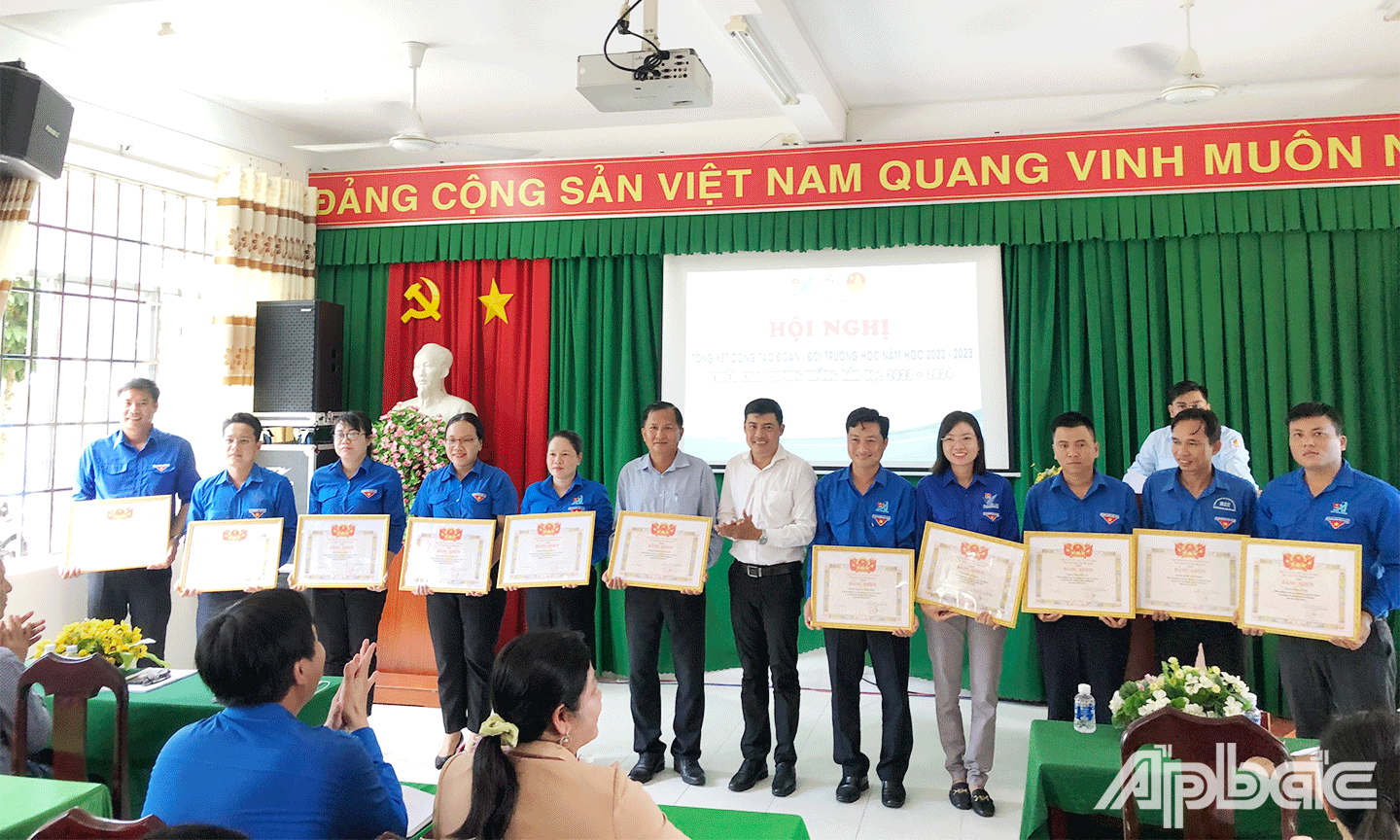 Đồng chí Nguyễn Quang Minh Bí thư Tỉnh Đoàn Tiền Giang tặng Bằng khen cho các các tập thể đã hoàn thành tốt các nhiệm vụ, chỉ tiêu hoạt động năm học 2022 – 2023.