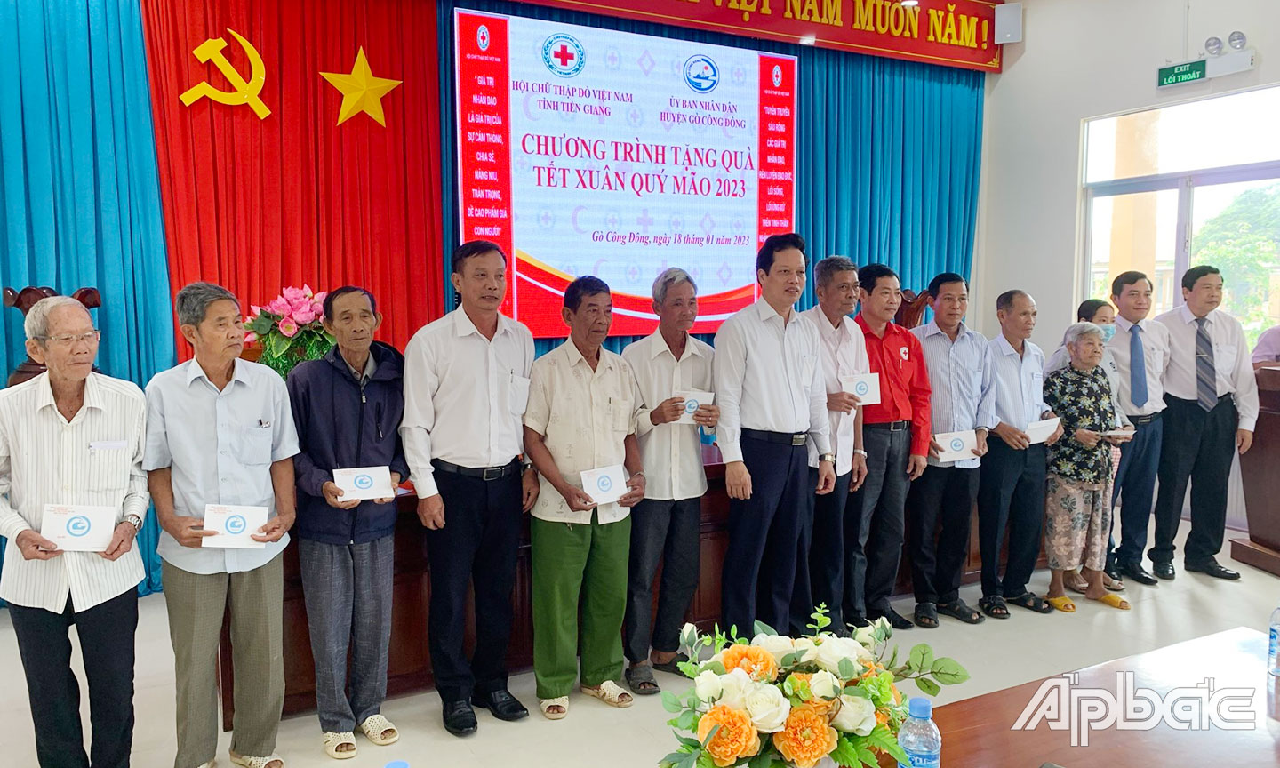 Phó Chủ tịch UBND tỉnh Nguyễn Thành Diệu tặng quà Tết Xuân Quý Mão 2023 cho người dân có hoàn cảnh khó khăn trên địa bàn huyện Gò Công Đông.