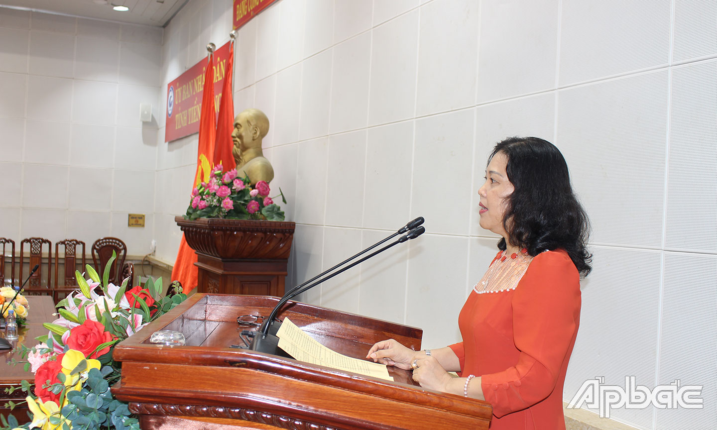 Cô Nguyễn Thị Duyên, giáo viên Trường Tiểu học Tân Hòa Thành (huyện Tân Phước), đại diện đội ngũ nhà giáo tỉnh Tiền Giang bày tỏ ý kiến, tâm tư, nguyện vọng gửi đến Bộ trưởng. 