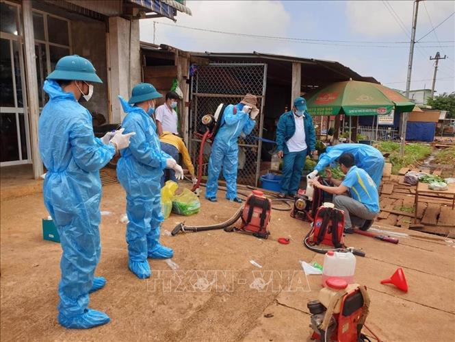 Trung tâm y tế huyện Tuy Đức (Đắk Nông) tổ chức phun hóa chất phòng, chống dịch sốt xuất huyết. Ảnh: Nguyên Dung/TTXVN