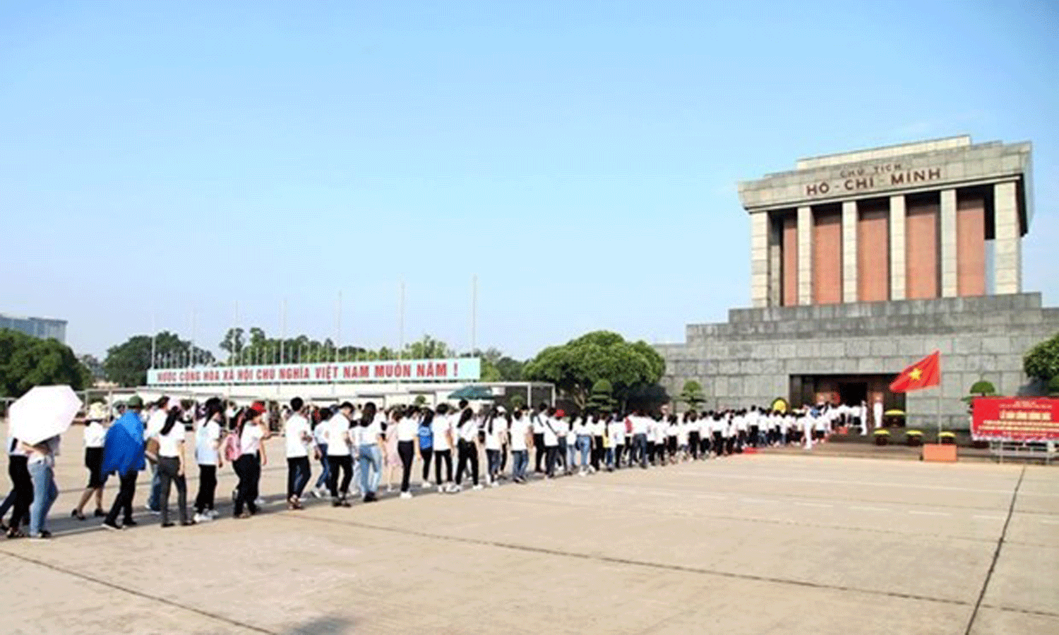 People visit the mausoleum to pay tribute to President Ho Chi Minh in Hanoi. (Photo: VNA).