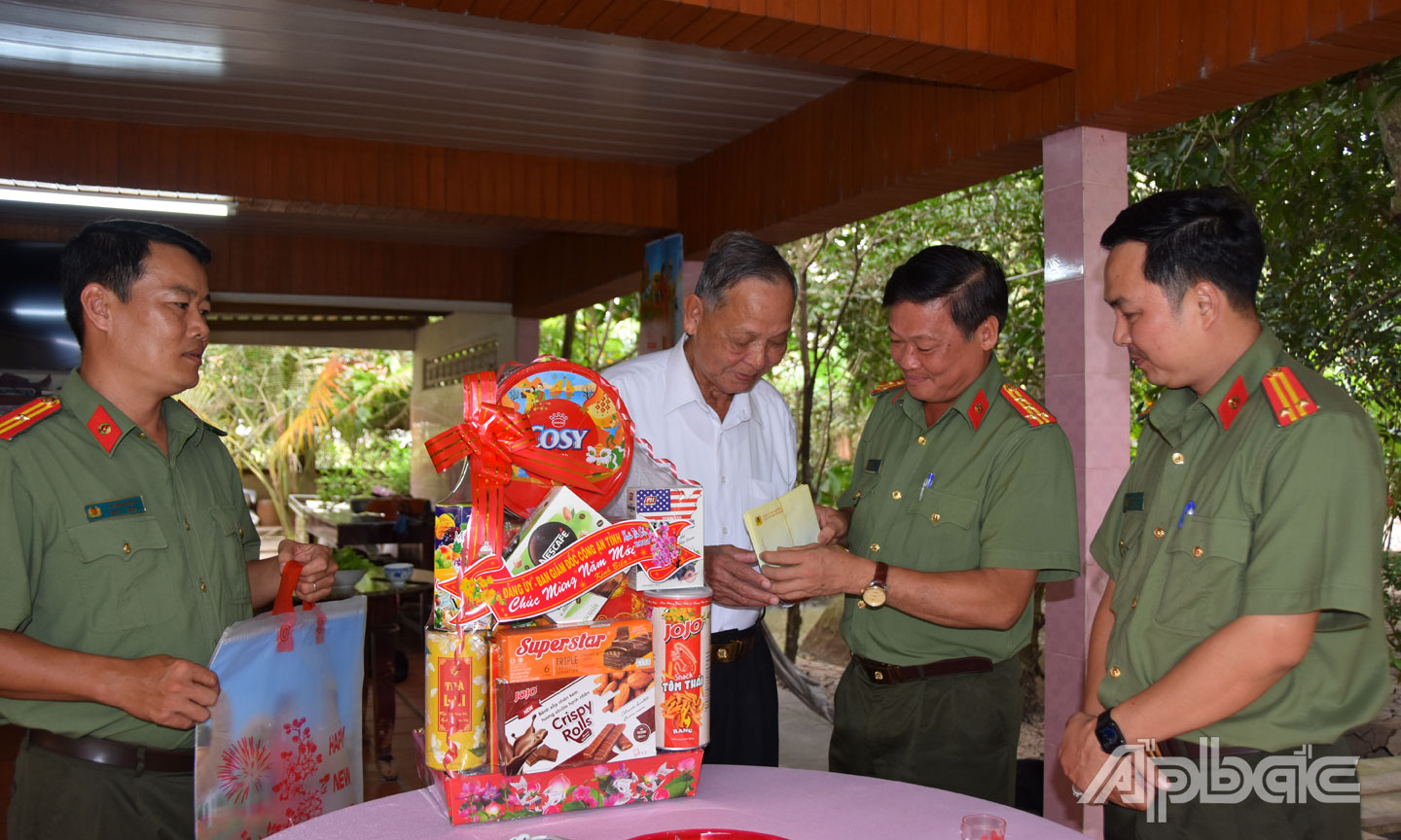 Ban Giám đốc Công an Tiền Giang thăm các Anh hùng Lực lượng vũ trang nhân dân. 				                                                Ảnh: Trọng Tín