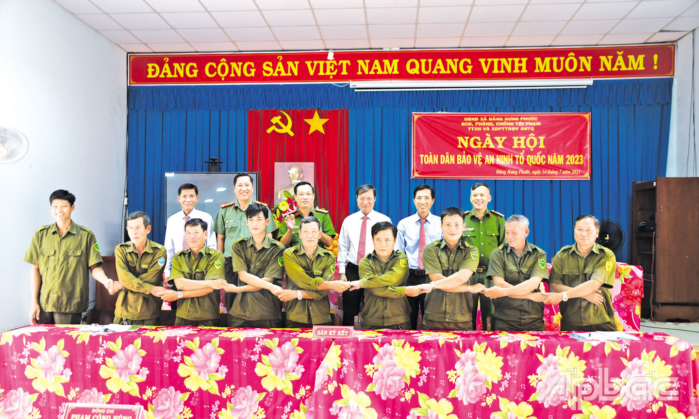  Ký kết thực hiện phong trào TDBVANTQ tại Ngày hội TDBVANTQ ở xã Đăng Hưng Phước,  huyện Chợ Gạo. 