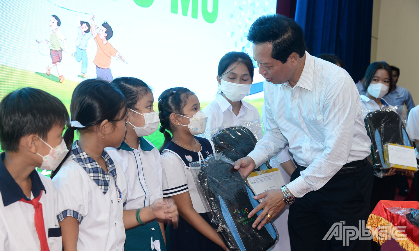  Phó Chủ tịch  UBND tỉnh  Nguyễn Thành Diệu trao học bổng  “MOM - Chắp cánh ước mơ” năm 2023 cho các em học sinh có hoàn cảnh khó khăn.                                                                                                                           Ảnh: Phương Mai