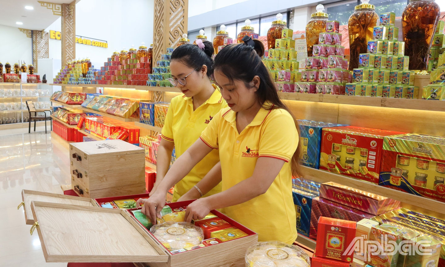 Mùa Trung thu năm nay, Trí Sơn đưa ra thị trường các hộp quà với sự kết hợp từ các sản phẩm chủ lực của công ty.