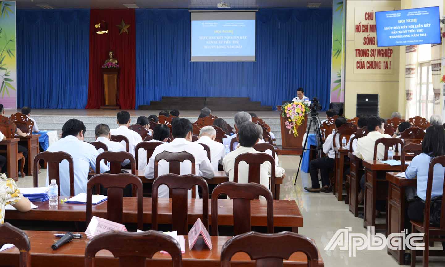 Các đại biểu làm việc tại hội nghị.