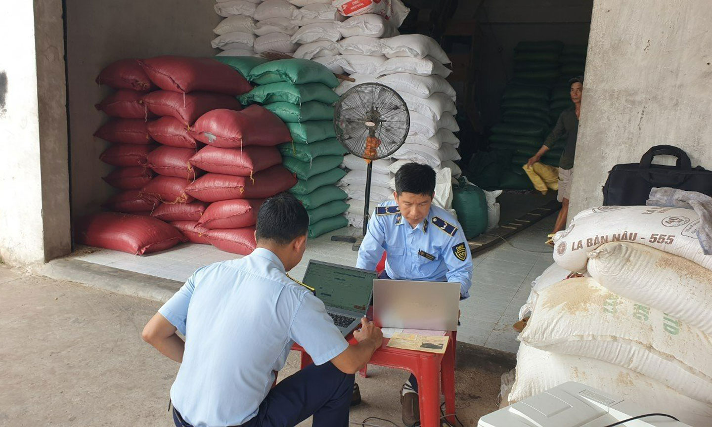 Cục Quản lý thị trường Bến Tre đã phát hiện và tạm giữ 1.040 bao gạo trắng nhập khẩu từ Ấn Độ với số lượng 52 tấn không có nhãn phụ bằng tiếng Việt Nam với tổng trị giá hàng hóa 624.000.000 đồng.
