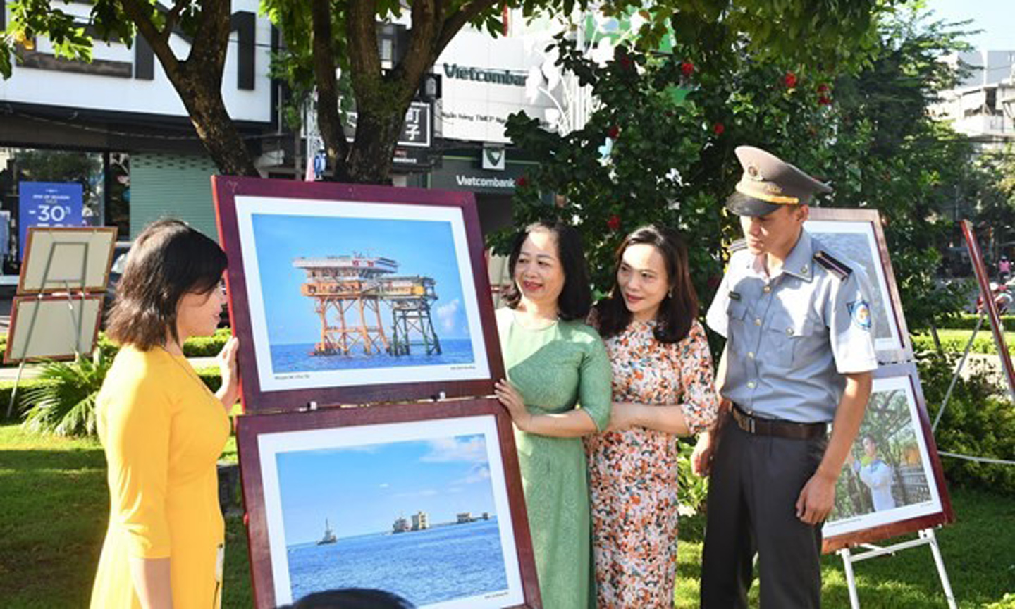 Some visitors to the photo exhibition on Hoang Sa and Truong Sa in Quang Ngai province on August 19 (Photo: VNA)