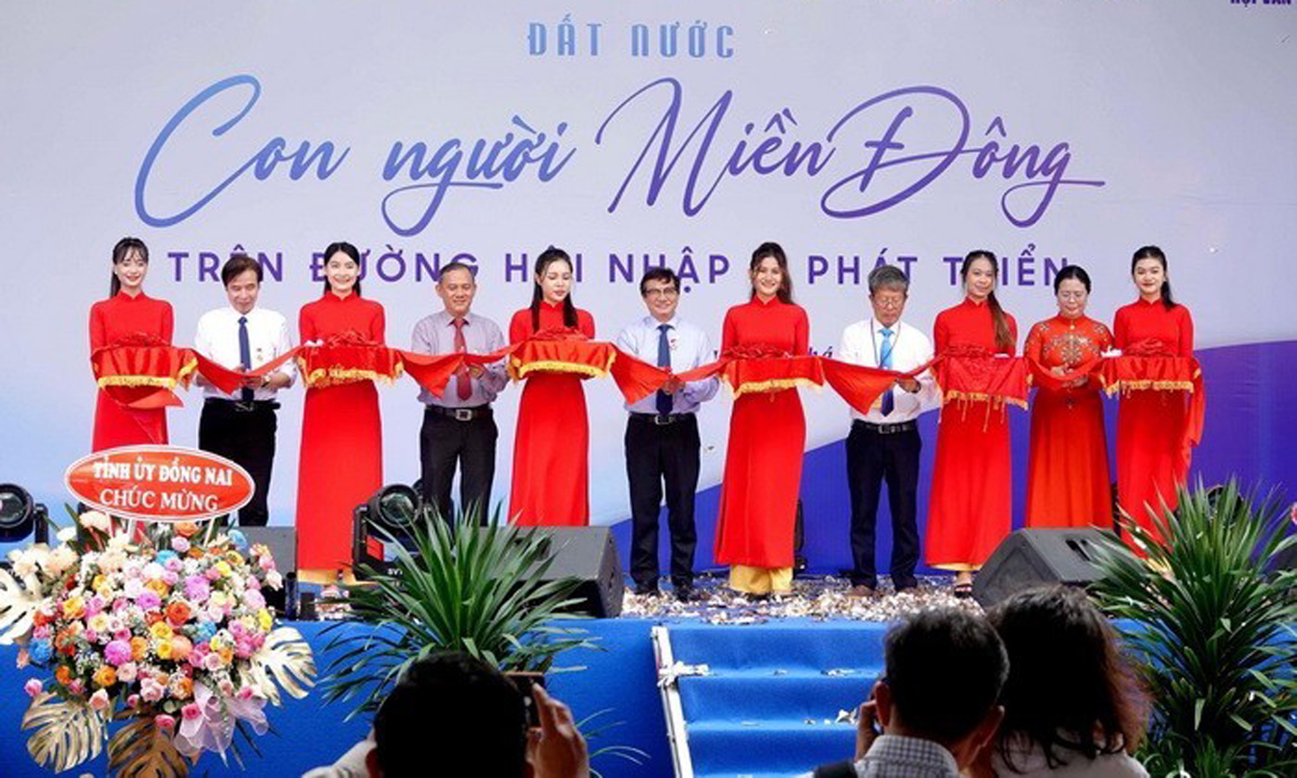 The ribbon-cutting ceremony for the opening of the festival.