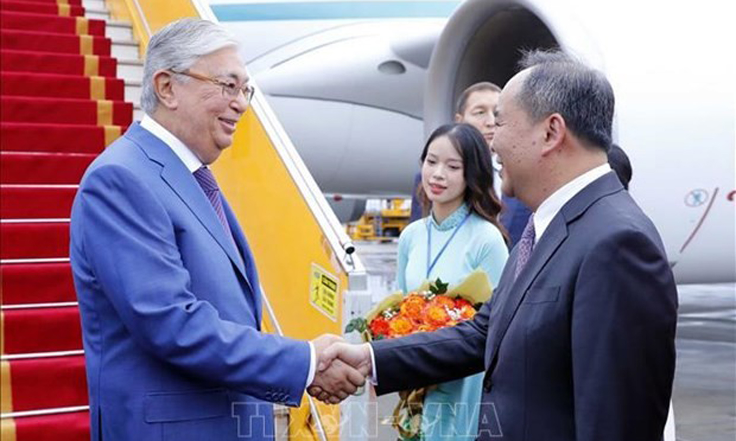 President of Kazakhstan, Kassym-Jomart Tokayev (L) is welcomed at Noi Bai International Airport in Hanoi on August 20 (Photo: VNA).