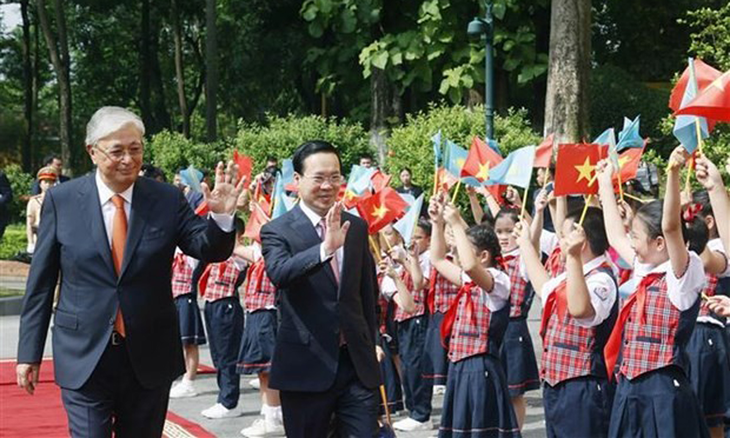 President Vo Van Thuong (R) and his Kazakh counterpart Kassym - Jomart Tokayev in Hanoi on August 21. (Photo: VNA).