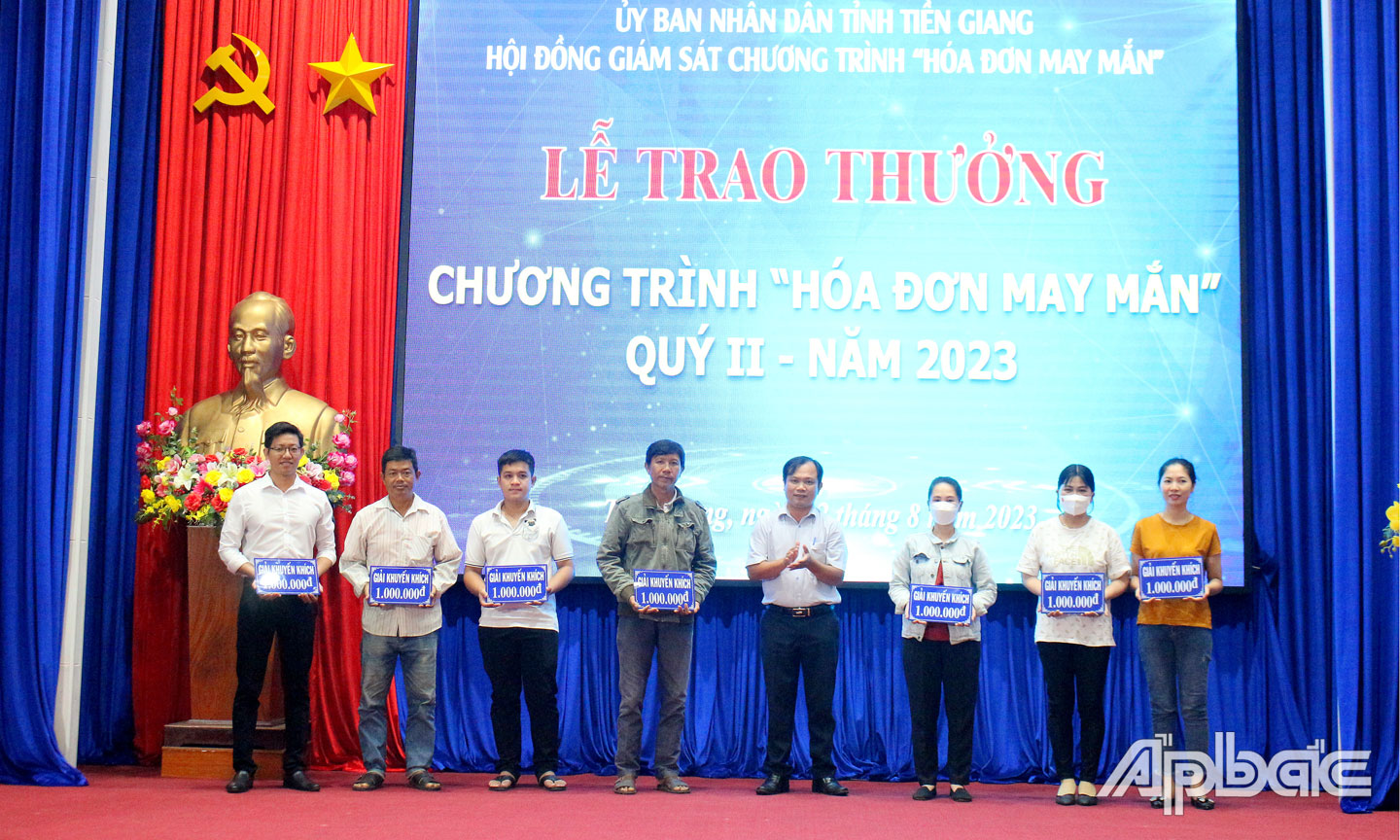 Trao các giải thưởng cho cá nhân 