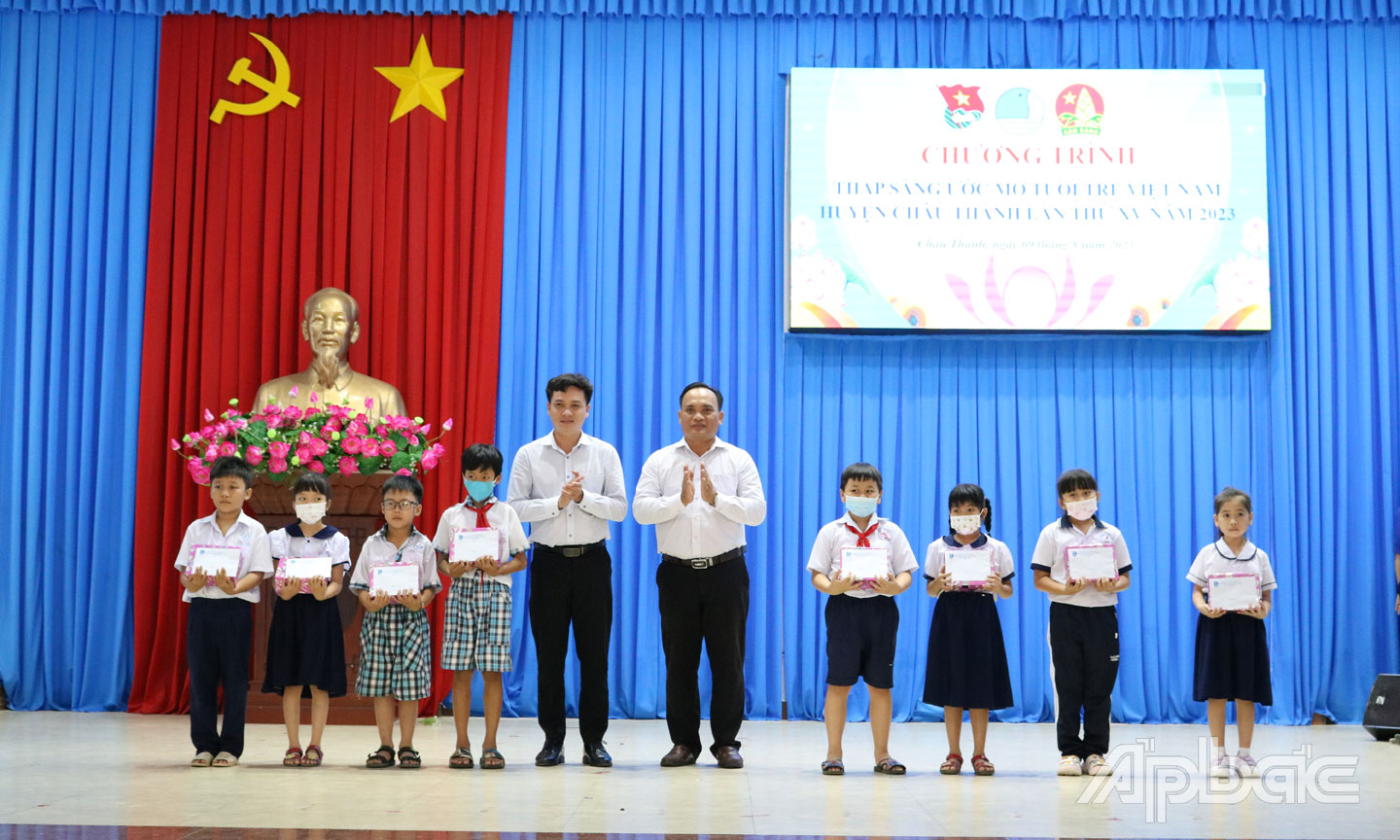 trao học bổng thăp sáng ước mơ tuổi trẻ việt nam huyện châu thành lần thứ 15 năm 2023
