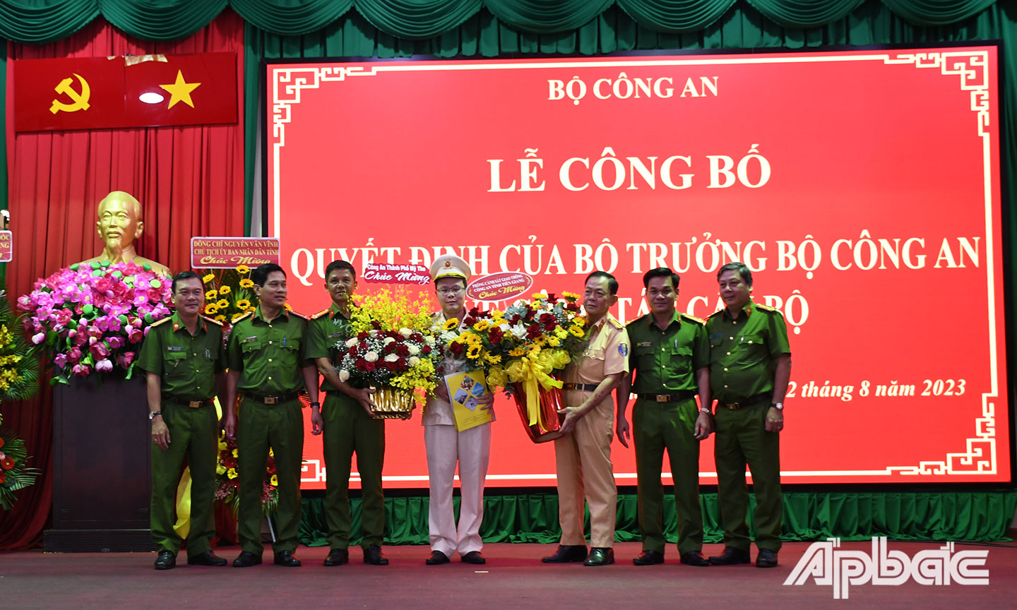 Các đơn vị tặng hoa chúc mừng Thượng tá Nguyễn Minh Tân Ảnh: Đặng Thanh.