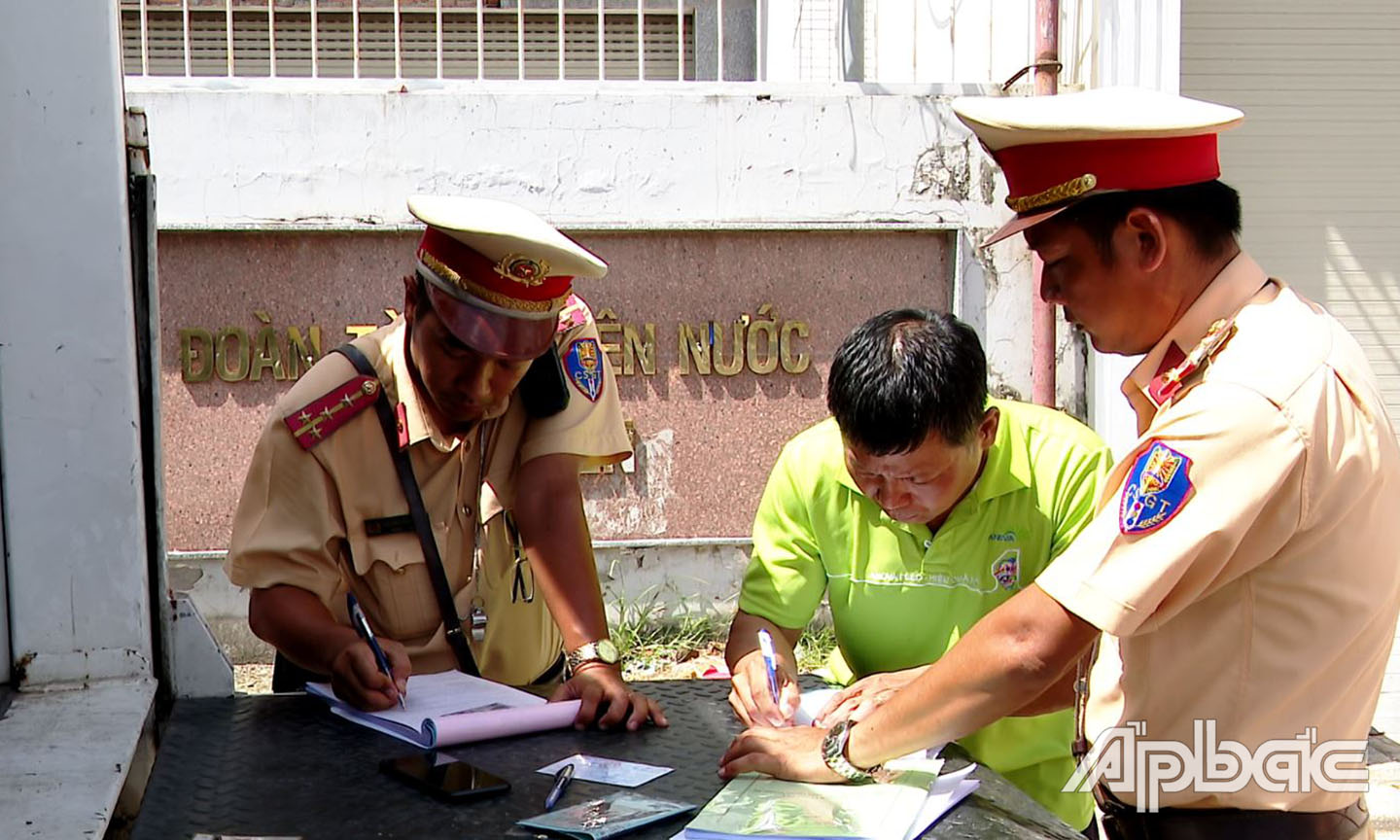 Tài xế vi phạm ký biên bản.