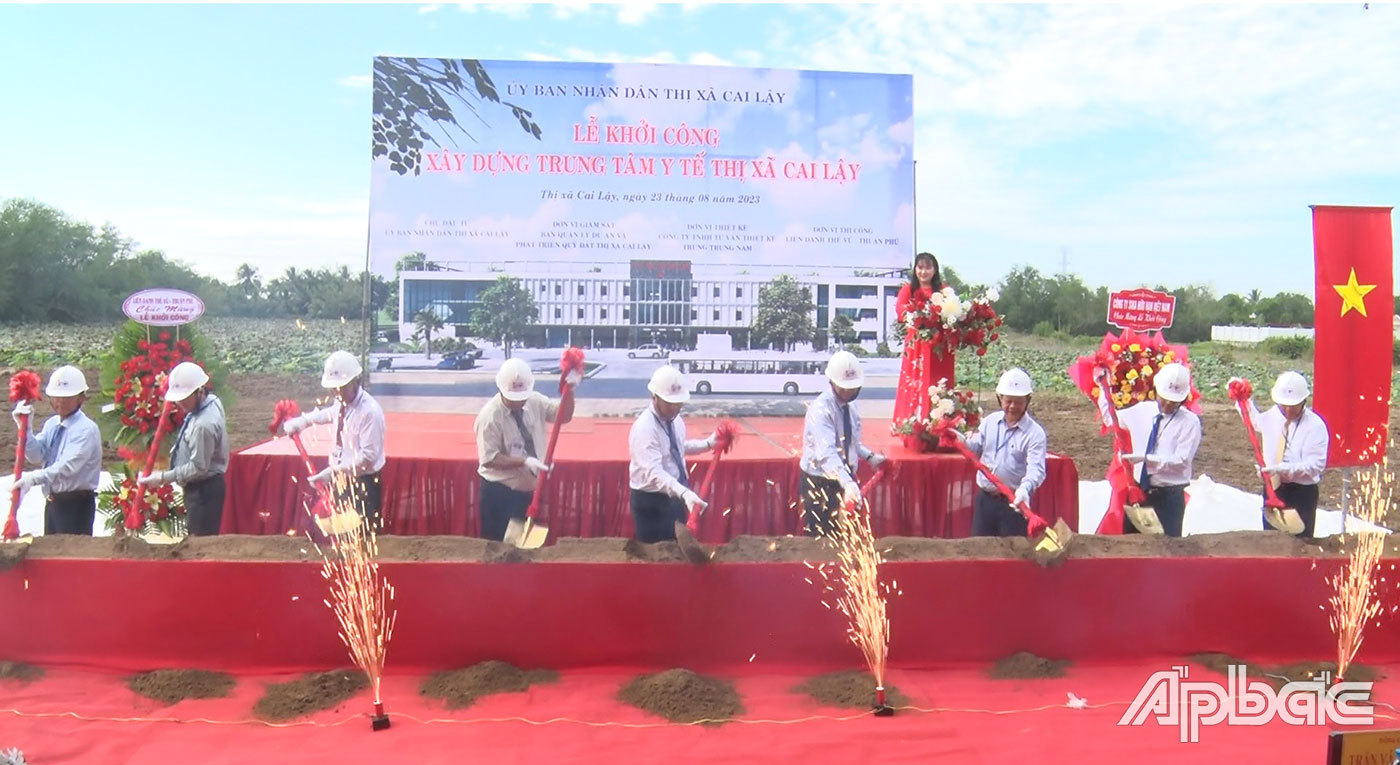 Lãnh đạo tỉnh và TX. Cai Lậy thực hiện nghi thức động thổ.