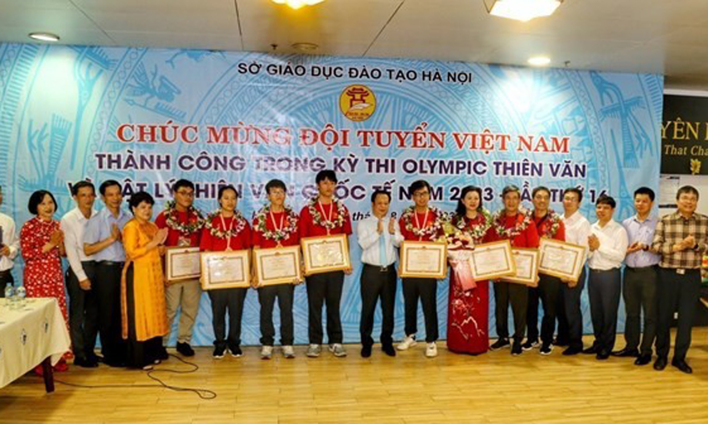 Students at a ceremony to honour their achievements at the 6th International Olympiad on Astronomy and Astrophysics (IOAA-16). (Photo: VNA).