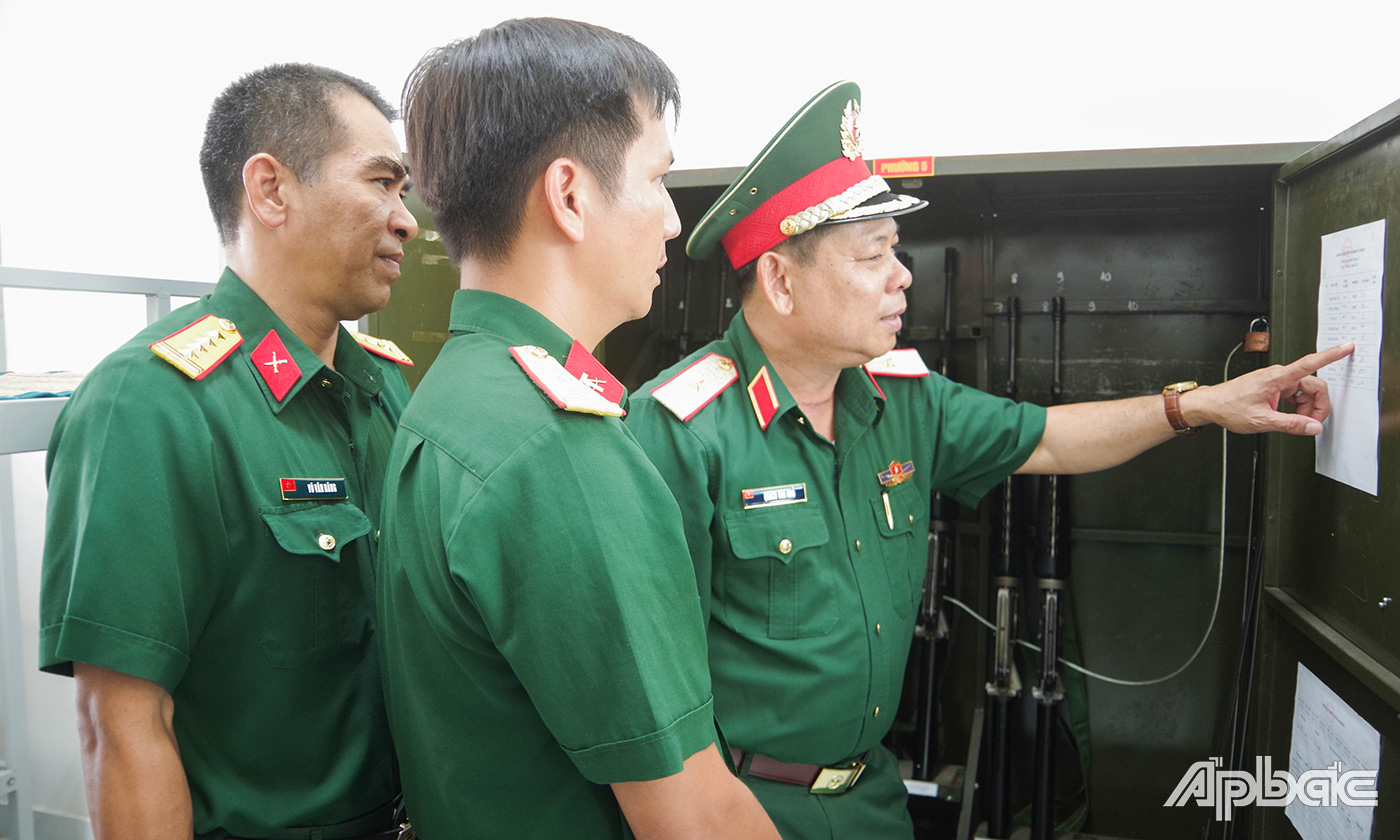 Thiếu tướng Quách Văn Nhỏ, Phó Tư lệnh Quân khu 9 kiểm tra tủ súng tại Ban CHQS phường 5, TP. Mỹ Tho.