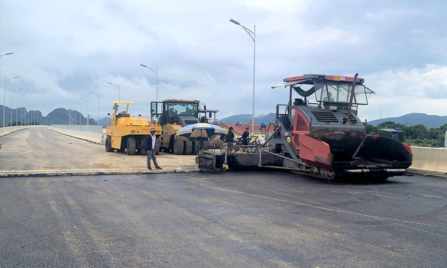 Nhà thầu dự án cao tốc Mai Sơn-Quốc lộ 45 khẩn trương hoàn thiện những công đoạn cuối, đưa công trình vào khai thác đồng bộ dịp Quốc khánh 2/9.