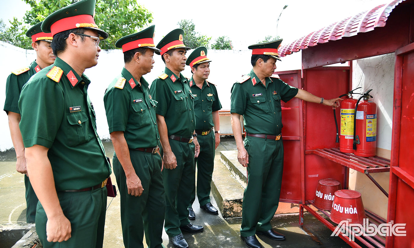 Thiếu tướng Nguyễn Minh Triều kiểm tra hệ thống phòng chống cháy nổ tại nhà kho vũ khí Ban CHQS huyện Tân Phú Đông.