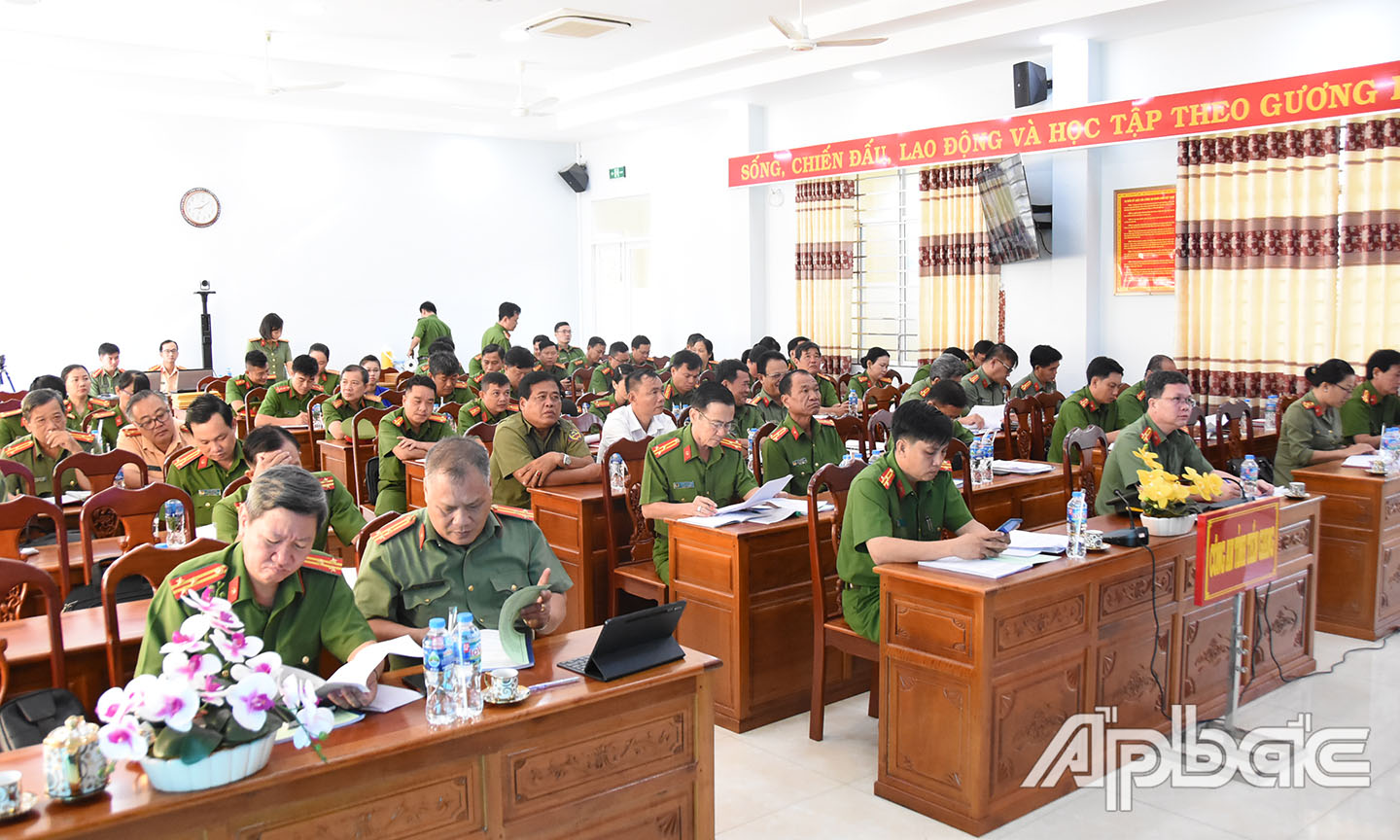 Phát biểu tại điểm cầu chính.