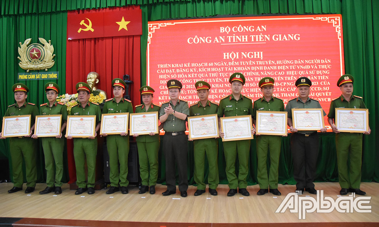 Các tập thể và cá nhâ