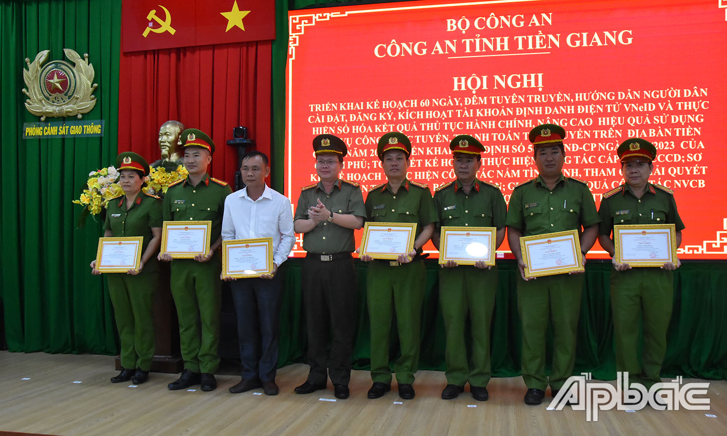 Các tập thể và cá nhân nhận Giấy của Giám đốc Công an tỉnh.