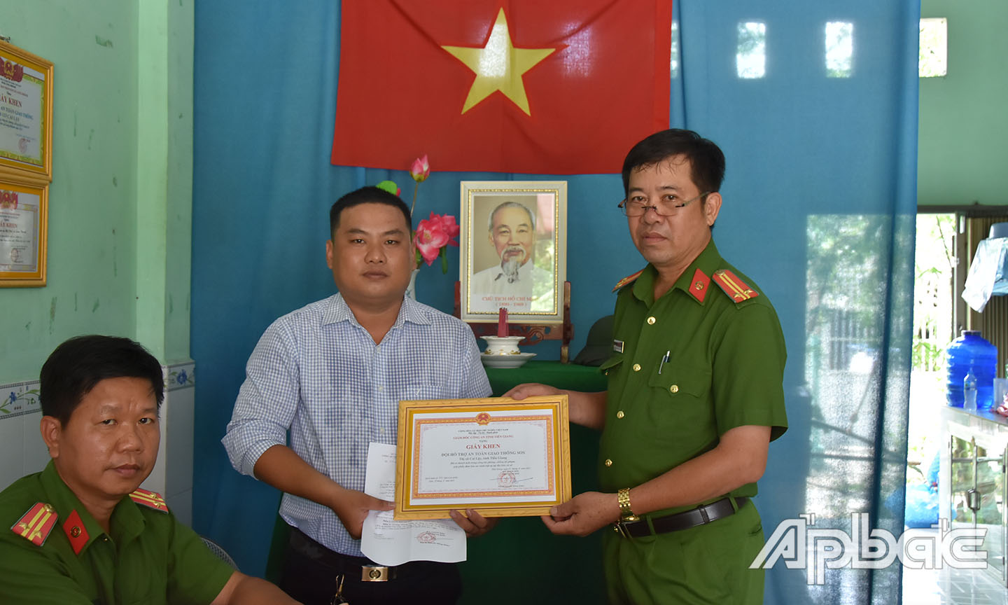 Trao giấy khen Giám đốc Công an tỉnh cho Tập thể “Đội hỗ trợ an toàn giao thông SOS thị xã Cai Lậy”. 