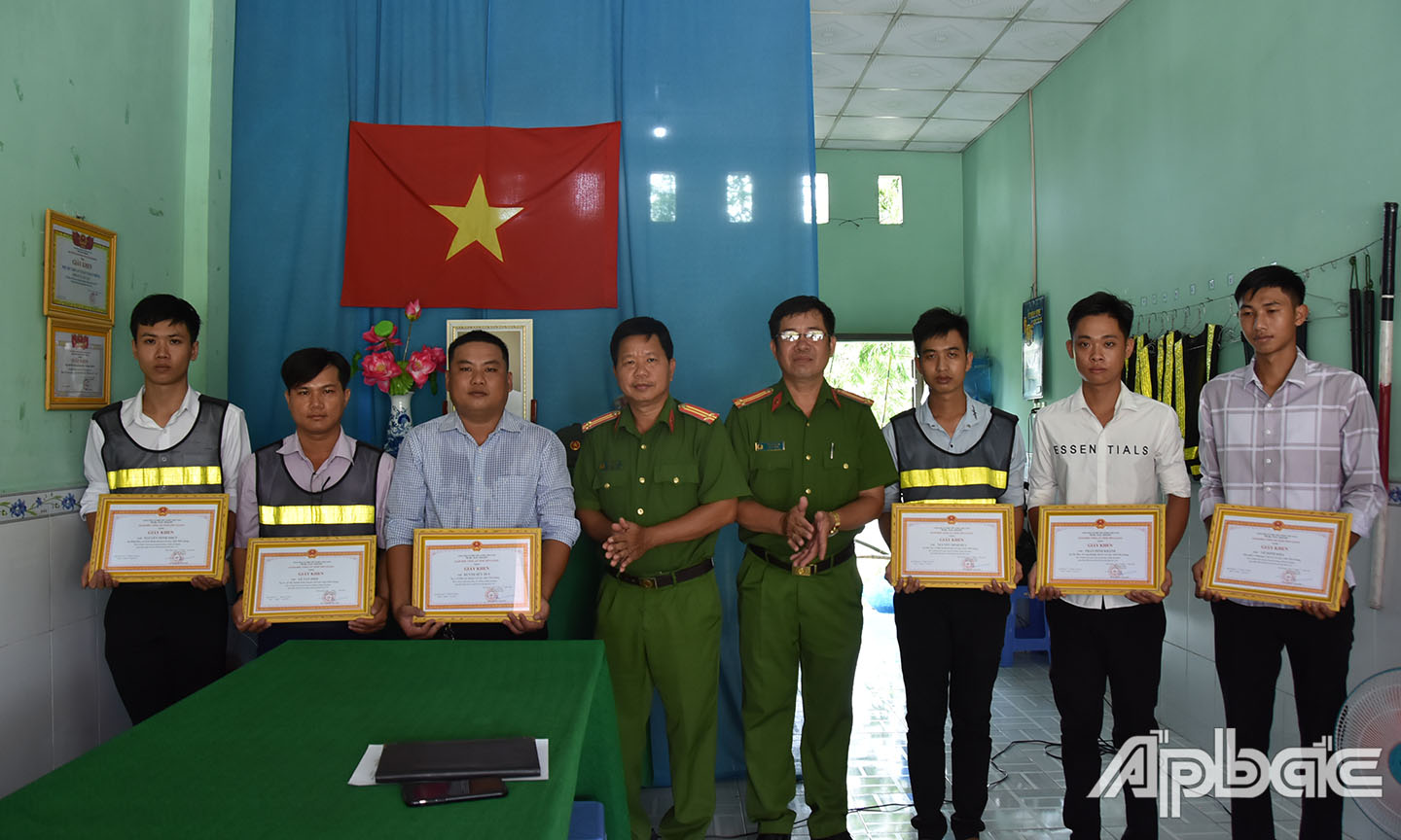 2.	Công an thị xã Cai Lậy trao giấy khen cho 6 cá nhân thuộc “Đội hỗ trợ an toàn giao thông SOS thị xã Cai Lậy. 