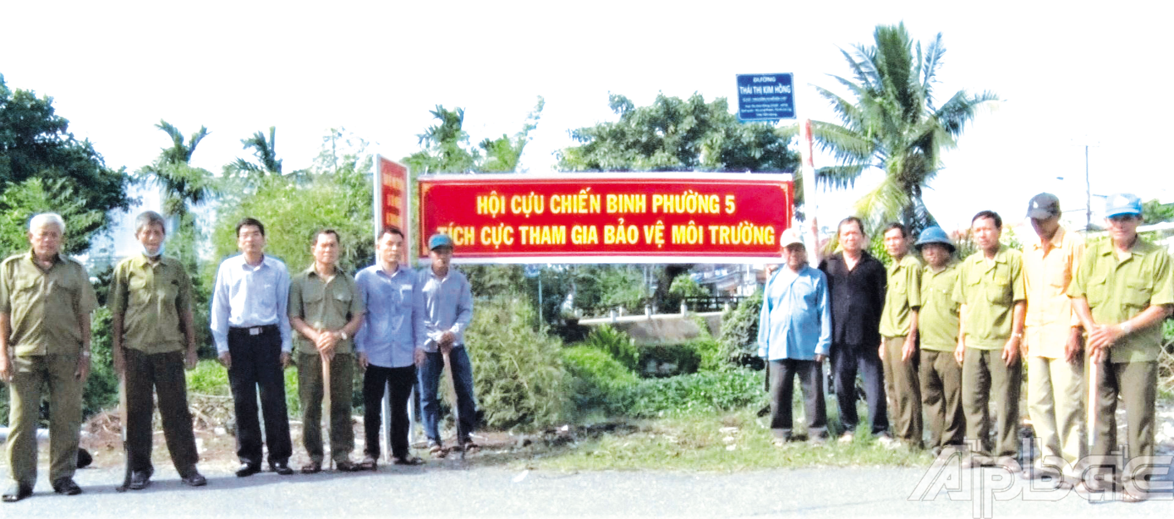 Câu lạc bộ CCB bảo vệ môi trường Chi hội CCB khu phố 1 và khu phố 3 (phường 5) ra quân vệ sinh, trồng cây tuyến đường Thái Thị Kim Hồng.