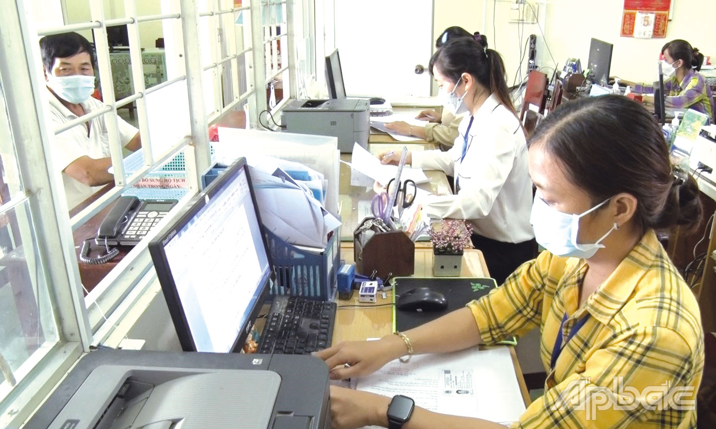 Một ngày làm việc của bộ phận “Một cửa” xã Tân Hội.